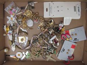 lot 131 image: Costume Jewelry