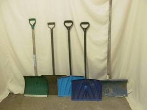 lot 178 image: Snow shovels