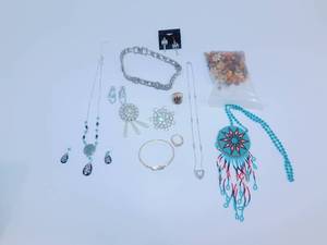 lot 60 image: Womens Jewelry