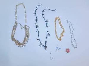 lot 63 image: Womens Jewelry