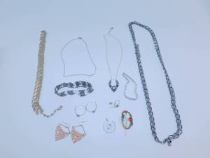 lot 64 image: Womens Jewelry