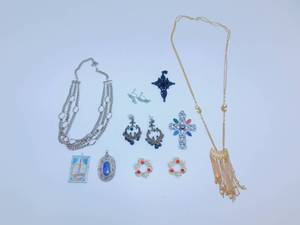lot 65 image: Womens Jewelry