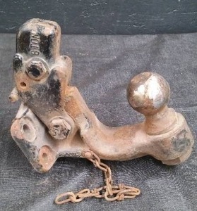 lot 38 image: 8 TON PINTLE HITCH WITH A 2 BALL