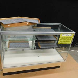 lot 7 image: DISPLAY CASES