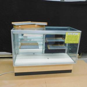 lot 3 image: DISPLAY CASES