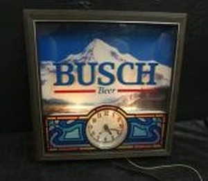 lot 90 image: BUSCH LIGHT UP CLOCK