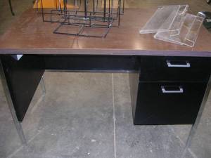 lot 84 image: SMALL BLACK METAL OFFICE DESK