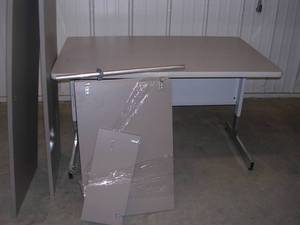 lot 85 image: SHELVING UNIT AND TABLE