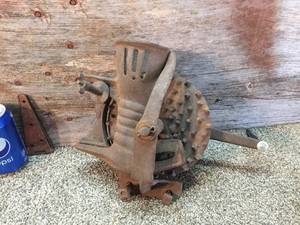 lot 10 image: Antique Cast Corn Sheller