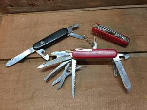 lot 23 image: Victorinox Swiss Army, Deizack, China Utility Knives