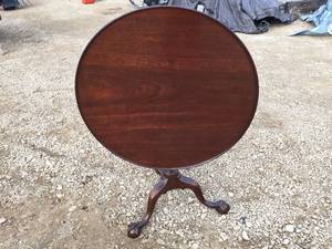 lot 31 image: Vintage Kittinger Tilt-Top Table