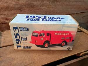 lot 34 image: First Gear 135 Die Cast 1953 Mobilgas White Fuel Tanker