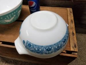 lot 24 image: Bowls, Pyrex and other