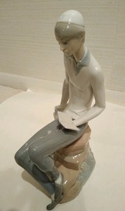 lot 11 image: Lladro Figurine - Hebrew Student
