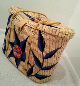lot 13 image: Large Decorative Wicker Basket
