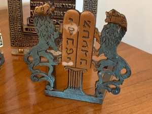 lot 80 image: Judiaca Bookends