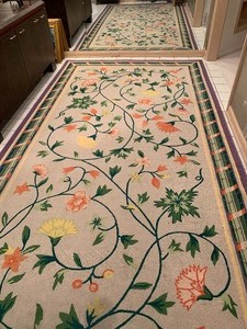 lot 99 image: Beautiful Area Rug