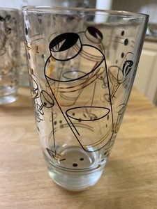lot 102 image: Set of Eight Vintage Cocktail Glasses