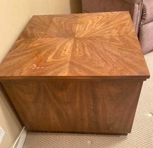 lot 35 image: Vintage SideEnd Table