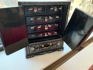 lot 137 image: Vintage Jewelry Box- Mother of Pearl Design
