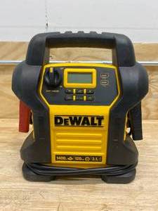 DEWALT 1400 Peak Amp Jump Starter with Digital Compressor