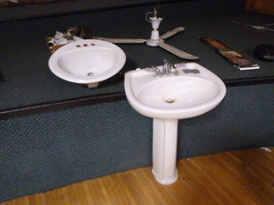 2 Bathroom Sinks