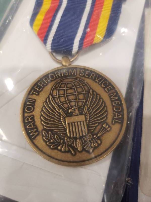 lot 19 image: 3 Military Service Medals wCases