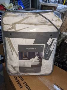 lot 111 image: Threshold Signature 100% Cotton Sateen Comforter Set, FullQueen