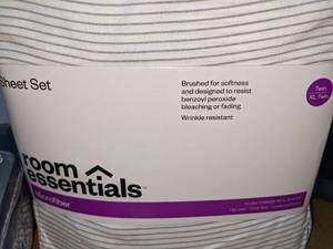 lot 175 image: Twin Sheet Set, Mattress Protector & Bedskirt
