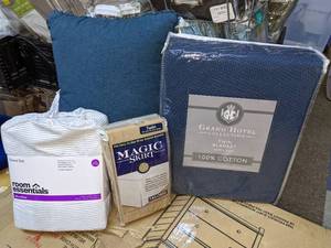 lot 239 image: Twin Sheet Set, Blanket & Bedskirt