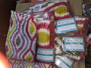 lot 179 image: Waverly Bright Pattern Towels, New