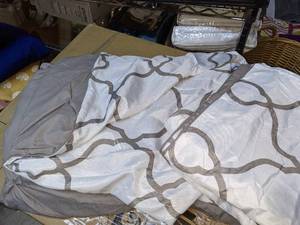 lot 192 image: Gray & White Duck River Queen Duvet & Shams