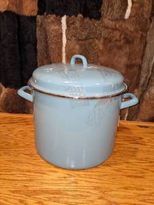 lot 130 image: Farberware 16 Qt. Blue Stock Pot wLid