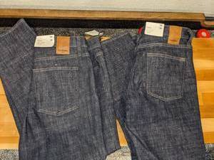 lot 283 image: 2 Pair of Universal Threads Skinny Jeans 33 x 30 and 34 x 30