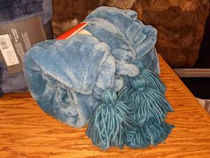 lot 129 image: 2 New Super Soft Throw Blankets
