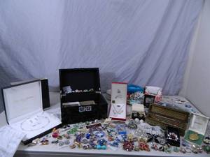 lot 4 image: Assorted Jewelry