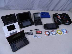 lot 42 image: Gameboy Advance, 3DS, DS, Sony PSP, and More