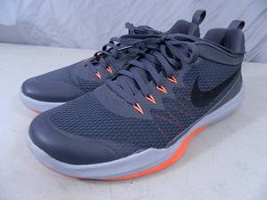 lot 50 image: Nike Mens Size 8 Shoes