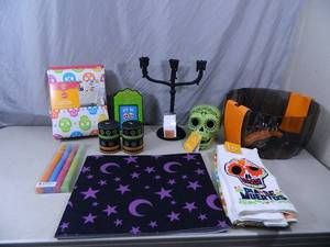 lot 151 image: New Skull Decor and More