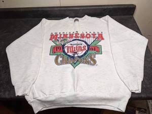 lot 117 image: 1991 Minnesota Twins American League Championship Sweatshirt