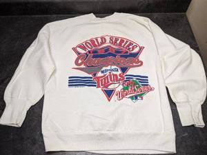 lot 118 image: 1987 Twins World Series Champions Small Sweatshirt