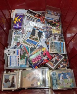 lot 137 image: Large Multi-Sport Trading Card Lot