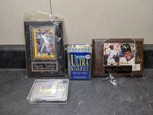 lot 138 image: Assorted Baseball Cards & Memorabilia