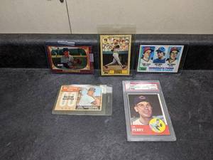 lot 76 image: Vintage Baseball Cards - Perry, Bonds, Yastrzemski, Hrbek, Bowman