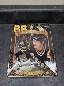 lot 109 image: 1997 Bradley Exchange Collectors Hockey Plate Mario Lemieux