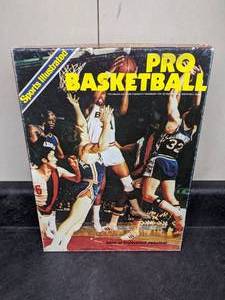 lot 24 image: Vintage 1981 Pro Basketball Avalon Hill Board Game
