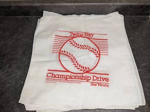 lot 194 image: Lot of 13 1987 Twins Homer Hankies
