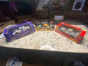 lot 250 image: 3 NASCAR 124 Scale Cars CAT Remington