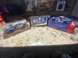 lot 251 image: 3 NASCAR Cars Lowes Hot Wheels ACDelco