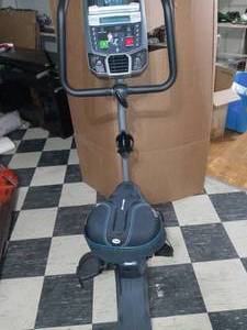 lot 72 image: Nautilus U614 Upright Bike- used, missing some screws
